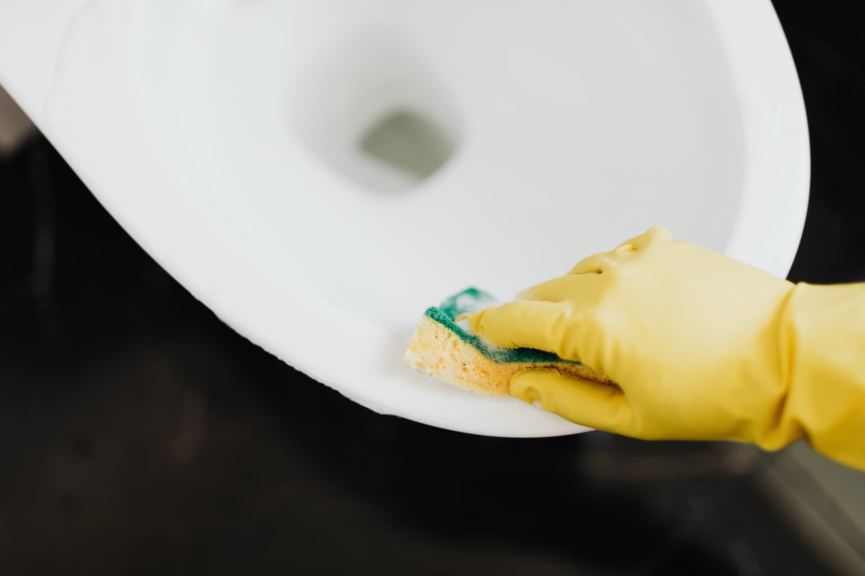 How to clean a toilet