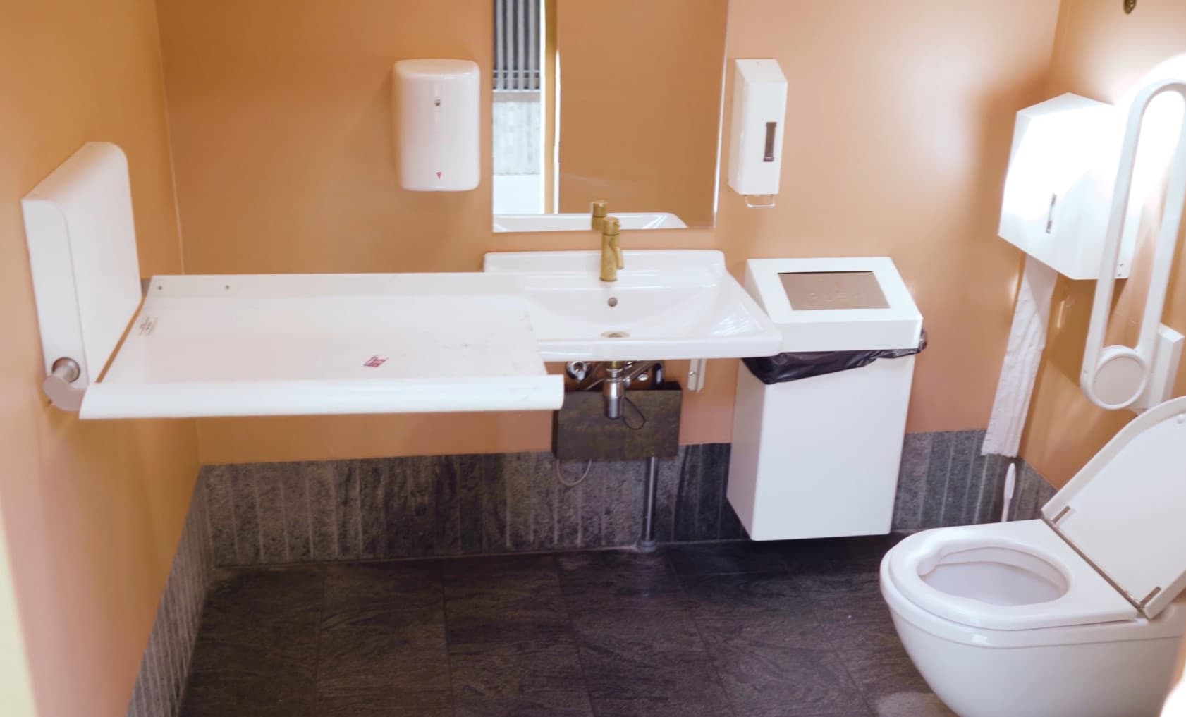 Herkömmliche, barrierefreie Toilette
