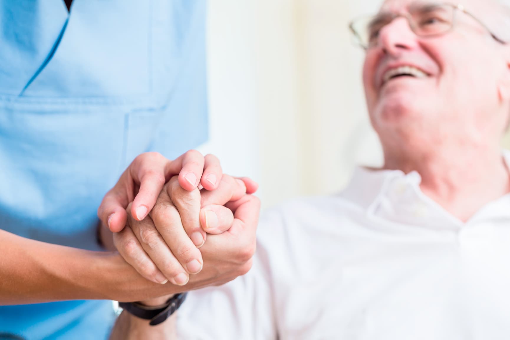 Ældrepleje situation, smilende mand